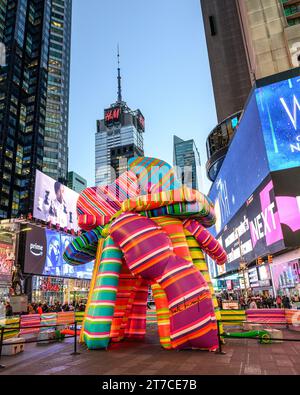 New York, USA. , . Die Installation „Skulptur der Träume“ der argentinischen Popkünstlerin Marta Minujín auf dem Times Square. Die lebendige, großformatige, 16-teilige aufblasbare Skulptur in den charakteristischen Streifen der Künstlerin ist Minujín erste öffentliche Skulptur in New York City in ihrer 60-jährigen Karriere und wird zusammen mit der großen Ausstellung des Jüdischen Museums über ihre Arbeit, Marta Minujín: Arte! Arte! Arte!, Eröffnung am 17. November. Quelle: Enrique Shore/Alamy Live News Stockfoto