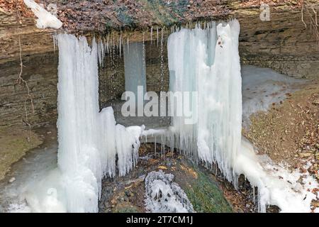 Schließen Details eines gefrorenen Bridalveil Wasserfalls im Pikes Peak State Park in Iowa Stockfoto