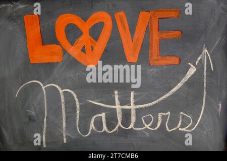 Die Worte Love Matters sind in Kreide auf einer Tafel gezeichnet. Stockfoto