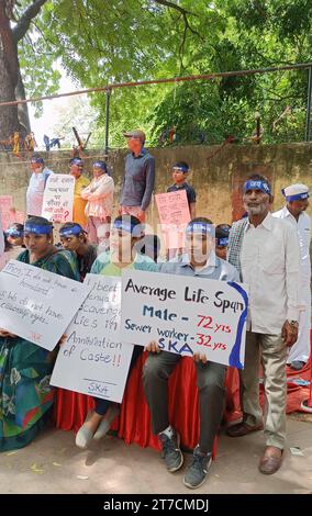 Neu Delhi, Indien. August 2023. Amrik Singh aus Punjab (ganz rechts) und seine Tochter nehmen am 28. August 2023 030/285231516 an einem Protest von Familien von Abwasserreinigern in Neu-Delhi Teil. Singhs 30-jähriger Sohn starb während der Reinigung einer Kanalisation im Juli 2023. Quelle: Sunrita Sen/-/dpa/Alamy Live News Stockfoto