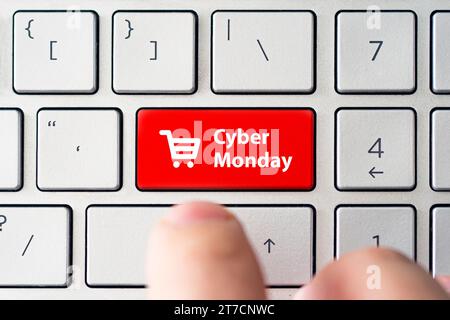 Cyber Monday und Einkaufswagen Symbol auf Notebook grau Tastatur. Online Shopping mit Rabatt. Verkauf Tag im Online Store. Stockfoto