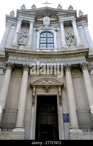 Architektonische Details der Kirche Saint Teresa von Ávila, einer barocken Kirche in der Via Santa Teresa, in der Nähe der Piazza San Carlo in Turin, Italien Stockfoto