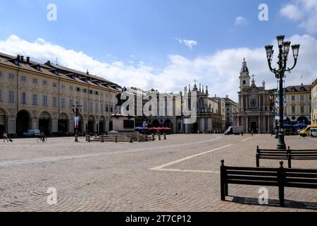 Blick auf die Piazza San Carlo, einen zentralen Platz mit barocker Architektur, mit dem Reiterdenkmal Emmanuel Philibert inmitten von 1638 von ihm entworfenen Säulengängen. Stockfoto