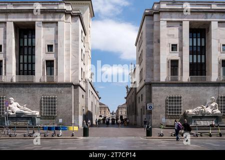 Blick auf die Brunnen von Po und Dora auf Turins Piazza CLN. Die allegorischen Statuen stellen den Po und Dora dar, zwei bedeutende Flüsse in der Region. Stockfoto