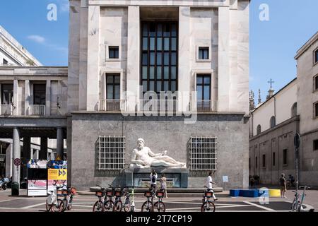 Blick auf den Po-Brunnen in der Via Roma von Turin. Die allegorische Statue stellt den Fluss Po mit einem Mann dar, der auf einem Sockel liegt, aus dem Wasser fließt. Stockfoto