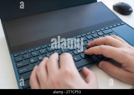 Programmierer oder Computer hacker Eingeben von Code auf Laptop Tastatur. Die Tastatur leuchtet in weißes Licht. Hand drückt eine Taste auf Ihrem Computer Stockfoto