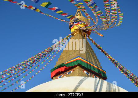 Bauddha Radiance: Stupa's Cultural Symphony, Bauddha Tapestry: Stupa Threads of Spirituality, Bauddha Elysium: Stupa Wunderwerke umarmt, Bauddha Stockfoto