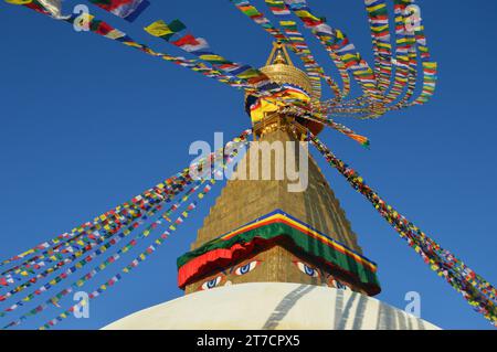 Bauddha Radiance: Stupa's Cultural Symphony, Bauddha Tapestry: Stupa Threads of Spirituality, Bauddha Elysium: Stupa Wunderwerke umarmt, Bauddha Stockfoto