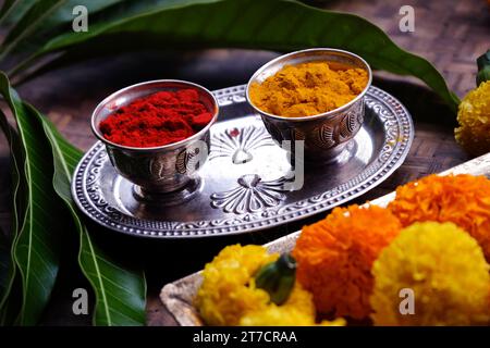 Indiens Tradition Kurkuma (Haldi) Pulver und Kumkum Pulver in Silberschale für pooja. Stockfoto