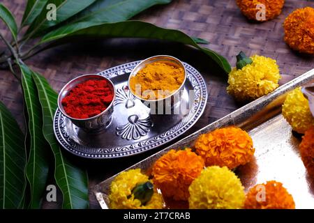 Indiens Tradition Kurkuma (Haldi) Pulver und Kumkum Pulver in Silberschale für pooja. Stockfoto