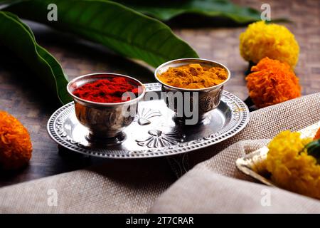 Indiens Tradition Kurkuma (Haldi) Pulver und Kumkum Pulver in Silberschale für pooja. Stockfoto