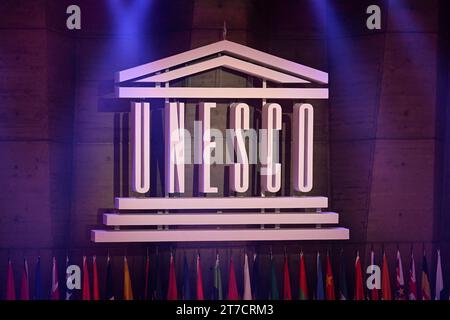 Paris, Frankreich. November 2023. Logo-Illustration im UNESCO-Hauptsitz in Paris, Frankreich am 14. November 2023. Foto: Victor Joly/ABACAPRESS.COM Credit: Abaca Press/Alamy Live News Stockfoto