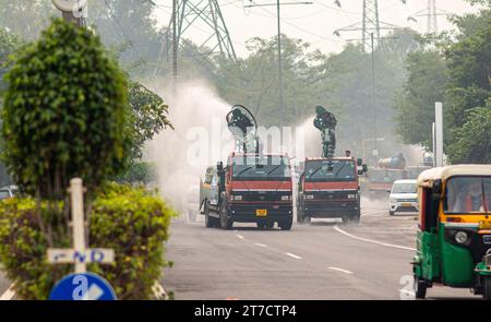 Neu-Delhi, Indien. November 2023. Eine Anti-Smog-Pistole sprüht Wasser, um die Luftverschmutzung nach dem Diwali-Festival in der Nähe des Sekretariats von Delhi zu reduzieren. Diwali-Feuerwerk verschlimmert Delhis Luftverschmutzung und setzt schädliche Schadstoffe frei. Das Zusammenspiel von Feuerwerkskörper-Emissionen, atmosphärischen Bedingungen und vorhandenen Verschmutzungsquellen führt zu einem starken Anstieg der Luftverschmutzung. Quelle: SOPA Images Limited/Alamy Live News Stockfoto