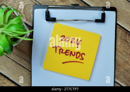 Konzept von 2024 Trends schreiben auf Haftnotizen isoliert auf Holztisch. Stockfoto