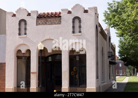 Arkansas City, Kansas, USA - 22. Juni 2023: Der Verkehr führt durch die Summit Street im Herzen der historischen Innenstadt von Ark City. Stockfoto