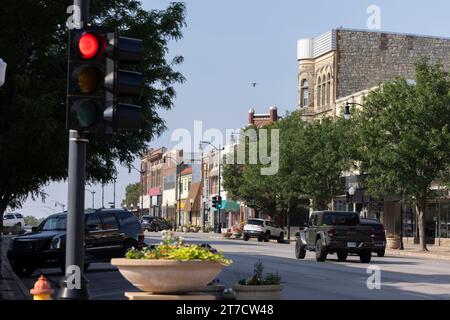 Arkansas City, Kansas, USA - 22. Juni 2023: Der Verkehr führt durch die Summit Street im Herzen der historischen Innenstadt von Ark City. Stockfoto