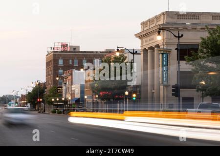 Arkansas City, Kansas, USA - 22. Juni 2023: Der Verkehr führt durch die Summit Street im Herzen der historischen Innenstadt von Ark City. Stockfoto