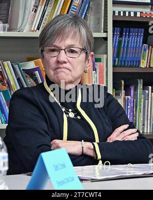 EMPORIA, KANSAS - 14. NOVEMBER 2023 Laura Kelly D, Gouverneurin von Kansas, leitet eine Podiumsdiskussion über die dringende Notwendigkeit der Expansion von Medicaid und die Herausforderungen für die Kinderbetreuung und die Belegschaft der bundesstaaten während eines Zwischenstopps im Emporia Childcare Center Copyright: XMarkxReinsteinx/xMediaPunchx Credit: Imago/Alamy Live News Stockfoto