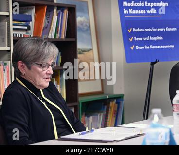 EMPORIA, KANSAS - 14. NOVEMBER 2023 Laura Kelly D, Gouverneurin von Kansas, leitet eine Podiumsdiskussion über die dringende Notwendigkeit der Expansion von Medicaid und die Herausforderungen für die Kinderbetreuung und die Belegschaft der bundesstaaten während eines Zwischenstopps im Emporia Childcare Center Copyright: XMarkxReinsteinx/xMediaPunchx Credit: Imago/Alamy Live News Stockfoto