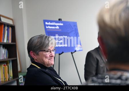 EMPORIA, KANSAS - 14. NOVEMBER 2023 Laura Kelly D, Gouverneurin von Kansas, leitet eine Podiumsdiskussion über die dringende Notwendigkeit der Expansion von Medicaid und die Herausforderungen für die Kinderbetreuung und die Belegschaft der bundesstaaten während eines Zwischenstopps im Emporia Childcare Center Copyright: XMarkxReinsteinx/xMediaPunchx Credit: Imago/Alamy Live News Stockfoto