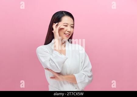 Kopffoto-Porträt junge Frau mit perfekter Haut berührendes Gesicht auf Banner Hintergrund Stockfoto