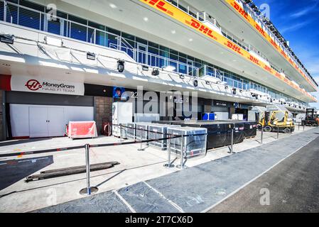 Las Vegas, USA. November 2023. Rennatmosphäre - Haas F1 Team und AlphaTauri Pits. 14.11.2023. Formel-1-Weltmeisterschaft, Rd 22, Las Vegas Grand Prix, Las Vegas, Nevada, USA, Vorbereitungstag. Das Foto sollte lauten: XPB/Press Association Images. Quelle: XPB Images Ltd/Alamy Live News Stockfoto