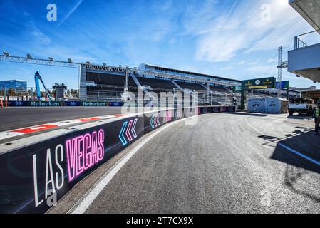 Las Vegas, USA. November 2023. Atmosphäre auf dem Rundweg – Ausgang der Boxengasse. 14.11.2023. Formel-1-Weltmeisterschaft, Rd 22, Las Vegas Grand Prix, Las Vegas, Nevada, USA, Vorbereitungstag. Das Foto sollte lauten: XPB/Press Association Images. Quelle: XPB Images Ltd/Alamy Live News Stockfoto