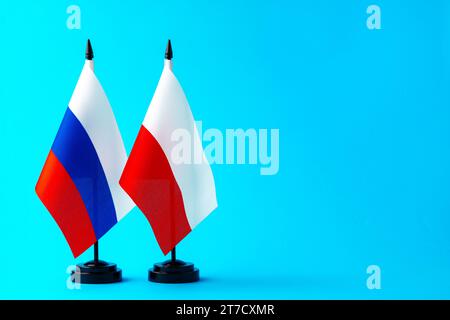Flaggen von Polen und Russland auf blauem Hintergrund Stockfoto
