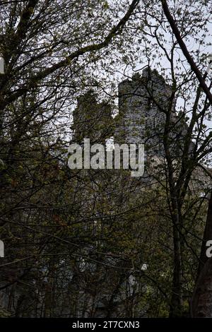 Königswinter, Deutschland - 16. April 2021: Burg Drachenfels, Burgruine auf einem Hügel oberhalb Königswinter. Stockfoto