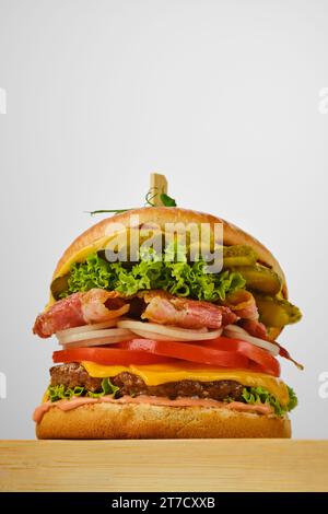 Niedriger Blick auf Beef Burger mit Speck, Käse und Gemüse Stockfoto