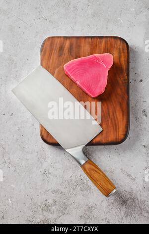 Blick von oben auf ein Stück Ahi Thunfischsteak mit Beil Stockfoto