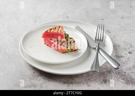 Gegrilltes Ahi Thunfischsteak auf einem Teller Stockfoto