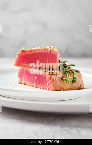 Nahaufnahme eines in der Pfanne gebratenen Ahi-Thunfischsteaks Stockfoto