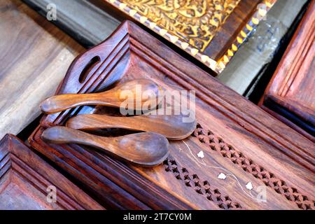 Küchenartikel und Dekorationen aus Holz werden auf der traditionellen Handwerksmesse in Pune, Indien, verkauft. Stockfoto