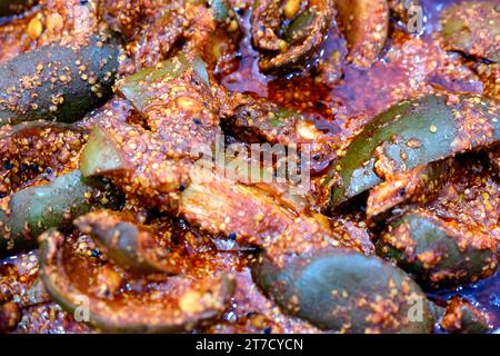 Süß-saure, hausgemachte Gurke (aam ka aachar), zubereitet in Indien. Stockfoto