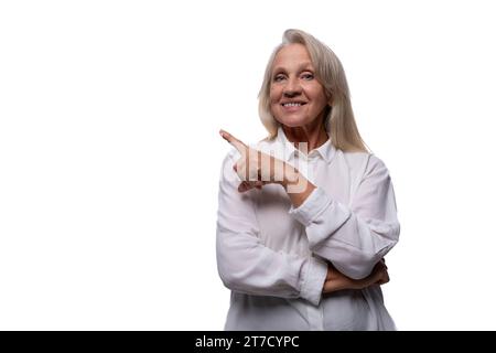 Rentnerin mit grauem Haar fühlt sich auf weißem Hintergrund mit Kopierraum selbstbewusst Stockfoto