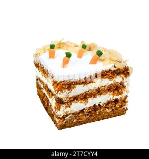 Ein Stück Karottenkuchen mit Orangenschale, Walnüssen, Rosinen, Quark Creme isoliert auf weiß Stockfoto