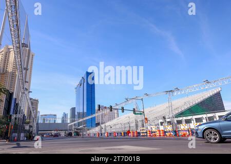 14. November 2023: Las Vegas, Nevada, USA. Vorbereitungen für den F1 Grand Prix der USA, Las Vegas: Eine Tribüne überblickt die Rennstrecke Stockfoto