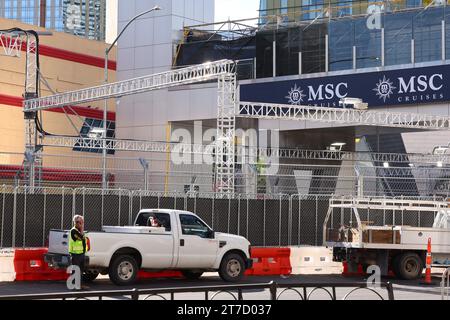 14. November 2023: Las Vegas, Nevada, USA. Vorbereitungen für den F1 Grand Prix der USA, Las Vegas: Arbeiter arbeiten auf der Rennstrecke Stockfoto