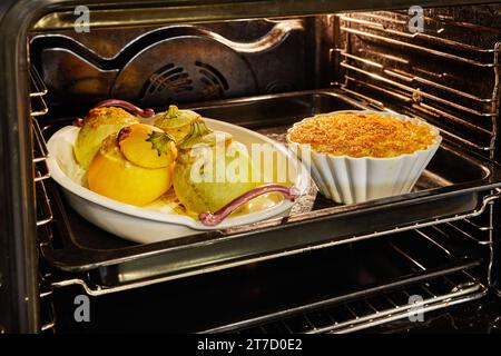 Gefüllte Zucchini und Kuchen werden in einem elektrischen Ofen gebacken Stockfoto