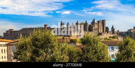 Die Stadt Carcassonne von der alten Brücke aus, in Aude, in Occitanie, Frankreich Stockfoto