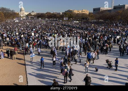 Washington, Usa. November 2023. Die Menschen versammeln sich in der National Mall während einer Veranstaltung zur Unterstützung des Staates Israel und gegen den Antisemitismus am Dienstag in Washington, DC, USA. November 2023. Foto: Aaron Schwartz/CNP/ABACAPRESS.COM Credit: Abaca Press/Alamy Live News Stockfoto