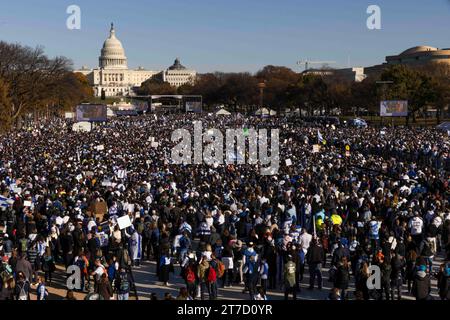 Washington, Usa. November 2023. Die Menschen versammeln sich in der National Mall während einer Veranstaltung zur Unterstützung des Staates Israel und gegen den Antisemitismus am Dienstag in Washington, DC, USA. November 2023. Foto: Aaron Schwartz/CNP/ABACAPRESS.COM Credit: Abaca Press/Alamy Live News Stockfoto