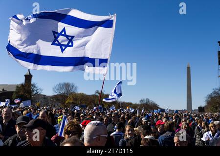 Washington, Usa. November 2023. Demonstranten treffen sich in der National Mall in Washington, DC, USA, während einer Veranstaltung zur Unterstützung des Staates Israel und gegen Antisemitismus am Dienstag, den 14. November 2023. Foto: Aaron Schwartz/CNP/ABACAPRESS.COM Credit: Abaca Press/Alamy Live News Stockfoto