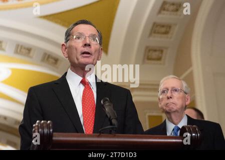 Washington, Usa. November 2023. US-Senator John Barrasso (Republikaner von Wyoming) bei einer Pressekonferenz nach dem wöchentlichen politischen Mittagessen im Kapitol in Washington, DC, USA am Dienstag, den 14. November 2023. Foto: Annabelle Gordon/CNP/ABACAPRESS.COM Credit: Abaca Press/Alamy Live News Stockfoto