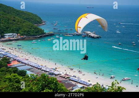 Gleitschirmfliegen an der Küste der thailändischen Insel Koh Lan in der Nähe des Pattaya District Chonburi in Thailand Asien Stockfoto