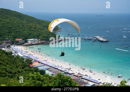 Gleitschirmfliegen an der Küste der thailändischen Insel Koh Lan in der Nähe des Pattaya District Chonburi in Thailand Asien Stockfoto