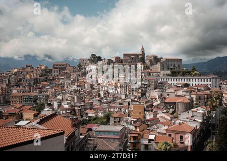 Sommer schlechtes Wetter in der ländlichen Stadt Castiglione Di Sicilia in den Bergen von Ostsizilien, Italien Stockfoto