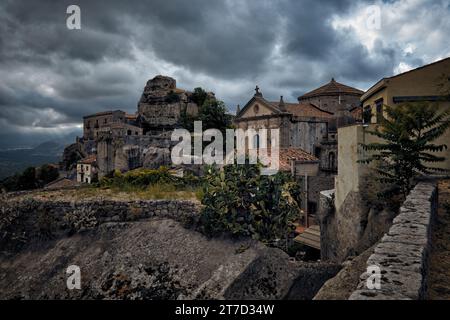 Blick auf das Schloss von Lauria und die Basilika Maria SS. Della Catena in Castiglione Di Sicilia unter dramatischem Himmel, Ostsizilien, Italien Stockfoto