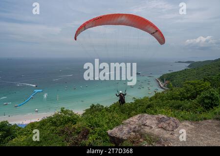 Gleitschirmfliegen an der Küste der thailändischen Insel Koh Lan in der Nähe des Pattaya District Chonburi in Thailand Asien Stockfoto